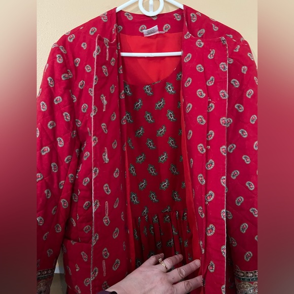 Vera Bradley jumper and jacket set. Red paisley quilted jacket with border trim. - Picture 2 of 15